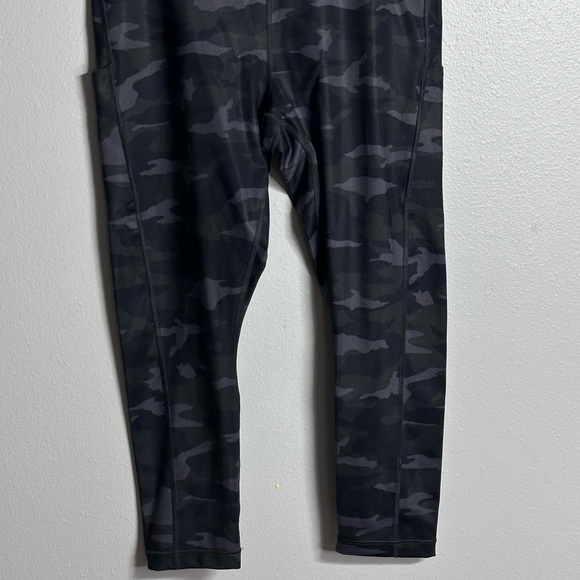 Athleta Women Athletic Camo Black Capri Leggings size 1X. - Picture 3 of 8